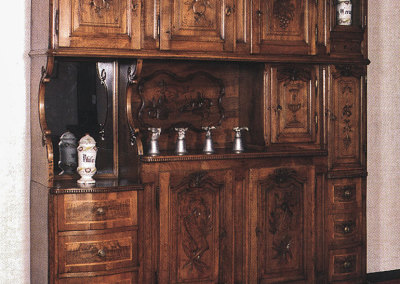 Credenza in noce massiccio datata 1721